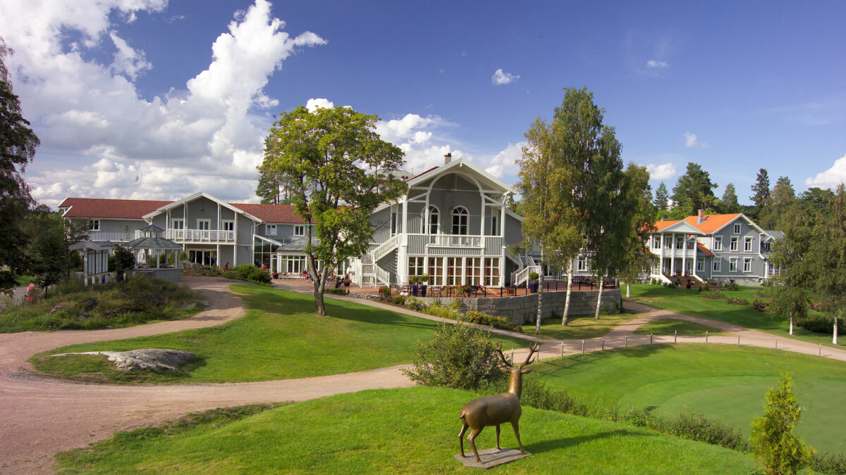 Godsbygningen sett fra skogholtet på Losby Gods