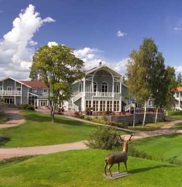 Godsbygningen sett fra skogholtet på Losby Gods