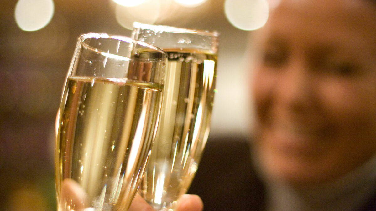 Champagnesmaking under kickoff på Losby Gods