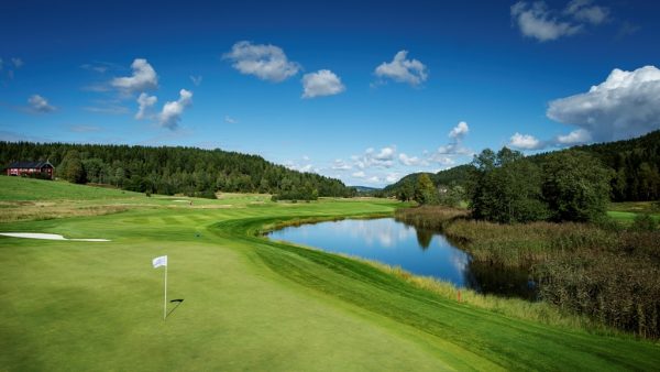 Skilt på golfbanen på Losby Gods. Golfbanen på Losby Gods. Foto: Benjamin A. Ward