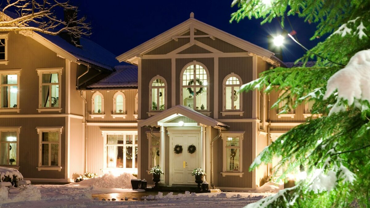 Gamlegodset på Losby Gods - julepyntet sett utenfra.