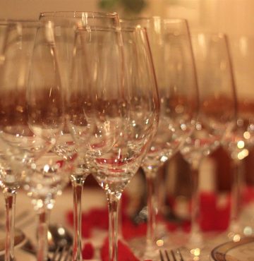 Glass satt klart til vinsmaking på Losby Gods