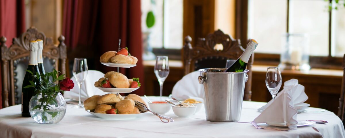 Scones og bobler servert i biblioteket på Losby Gods. En populær pauseaktivitet sammen med historien om Losby Gods.