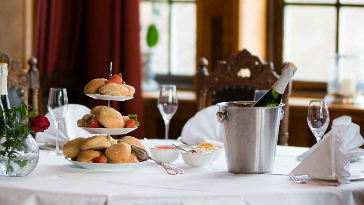Scones og bobler servert i biblioteket på Losby Gods. En populær pauseaktivitet sammen med historien om Losby Gods.