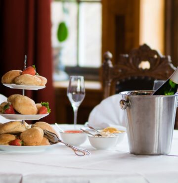 Scones og bobler servert i biblioteket på Losby Gods. En populær pauseaktivitet sammen med historien om Losby Gods.