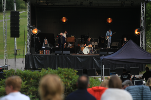 Vamp konsert i den vakre godshagen på Losby Gods