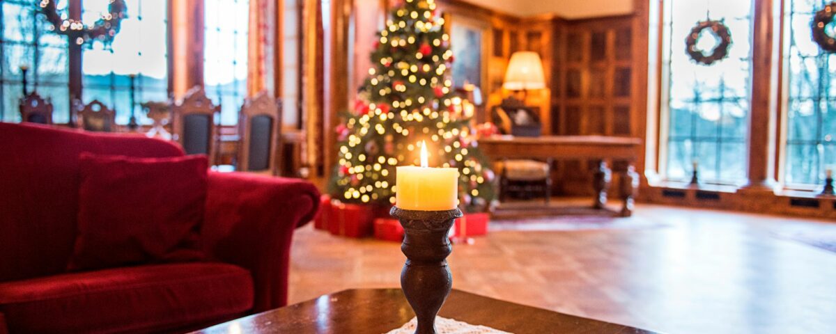 Julestemning i biblioteket på Losby Gods
