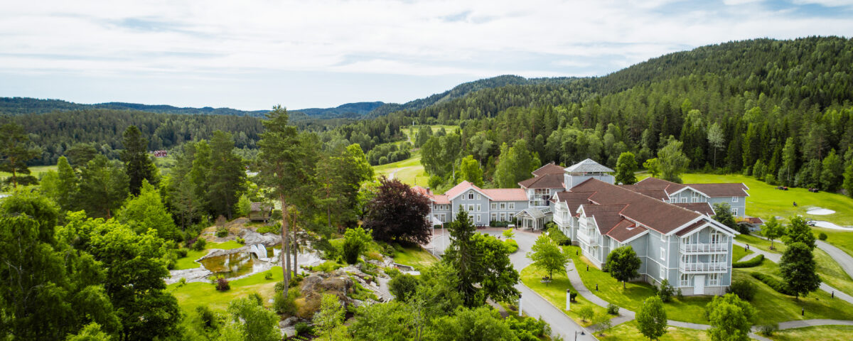 Flyfoto av Losby Gods hotel. Omringet av Østmarkas skoger.