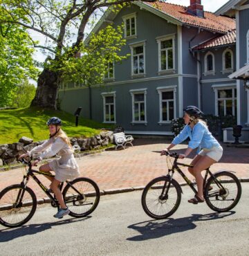2 mennesker på sykkel utenfor Losby Gods i Lørenskog