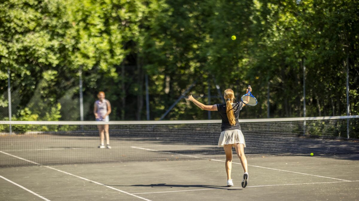 Girls playing tennis at Losby Gods